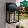 lampa-solarna-kinkiet-czarna-panel-solarny-elewacja-dzien.webp