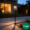 zestaw-lamp-solarnych-1-led-latarenka-3-sztuki-cieply-bialy-przy-nowoczesnym-domu.webp