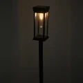 zestaw-lamp-solarnych-1-led-latarenka-3-sztuki-cieply-bialy-lampa-zapalona-detal.webp
