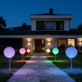 zestaw-lamp-solarnych-4-led-kula-3-sztuki-rgb-przed-domem-noca.webp