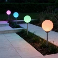 zestaw-lamp-solarnych-4-led-kula-3-sztuki-rgb-przy-tarasie-i-schodach.webp