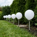 zestaw-lamp-solarnych-4-led-kula-3-sztuki-rgb-biale-kule-w-ogrodzie.webp