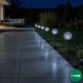 zestaw-lamp-solarnych-led-krysztalowe-kule-6-sztuk-zimny-bialy-taras-noca.webp