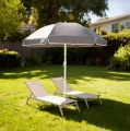 parasol-ogrodowy-szary-240-cm-z-funkcja-lamania-jumi-w-ogrodzie.webp