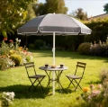 parasol-ogrodowy-szary-240-cm-z-funkcja-lamania-jumi-w-ogrodzie-z-krzeslami.webp