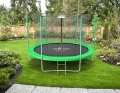 trampolina-ogrodowa-motion-ft10-305cm-z-drabinka-w-ogrodzie.webp