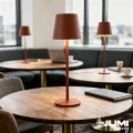 czerwona-lampka-led-w-kawiarni.webp