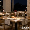 czerwona-lampka-led-na-stole-restauracyjnym.webp