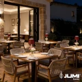 czerwone-lampki-led-na-tarasie-restauracji.webp