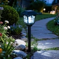 lampa-solarna-1-led-2w1-wbijana-zimny-bialy-sciezka-ogrodowa-noca.webp
