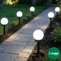 lampy-solarne-kule-przy-kostce-ogrodowej-neutralny-bialy.webp