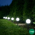 lampy-solarne-kule-czarne-w-ogrodzie-noca.webp