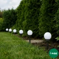 lampy-solarne-kule-czarne-w-rabacie-dzien.webp