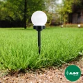 lampa-solarna-led-kula-czarna-na-trawniku.webp
