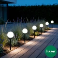 lampy-solarne-kule-czarne-przy-tarasie-neutralny-bialy.webp