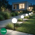 lampy-solarne-4-led-kule-w-ogrodzie-przed-domem.webp