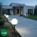 lampy-solarne-4-led-kule-przy-podjezdzie-nowoczesny-dom.webp