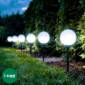 lampy-solarne-4-led-kule-przy-zywoplocie-noca.webp