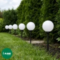lampy-solarne-4-led-kule-czarne-w-ogrodzie-dzien.webp