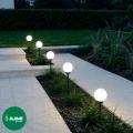 lampy-solarne-kule-neutralny-bialy-przy-schodach-ogrodowych.webp