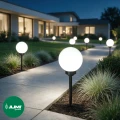 lampy-solarne-4-led-kule-przy-sciezce-nowoczesny-ogrod.webp