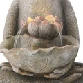 fontanna-ogrodowa-zaba-detal-wody-i-kwiatu.webp