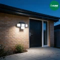 lampa-solarna-296-led-reflektor-zimny-bialy-elewacja-domu.webp