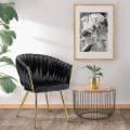 krzeslo-molto-czarne-aranzacja-salon-zlote-nogi-welur-stolik-rosliny-glamour-wnetrze.webp