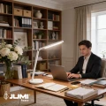 lampka-biurkowa-led-biala-gabinet-praca-laptop-biurko-jumi-home-oswietlenie.webp