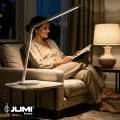 lampka-biurkowa-led-biala-czytanie-fotel-salon-wieczor-oswietlenie-jumi-home.webp