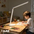 lampka-biurkowa-led-biala-dziecko-rysowanie-biurko-nauka-kredki-oswietlenie.webp