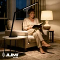 lampka-biurkowa-led-dotykowa-czarna-czytanie-fotel-salon-wieczor-jumi-home.webp
