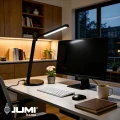 lampka-biurkowa-led-czarna-monitor-biurko-komputer-praca-domowe-biuro.webp