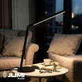 lampka-biurkowa-led-czarna-salon-stolik-kawa-ksiazka-okulary-jumi-home.webp