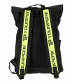 plecak-tourpeak-czarny-rolltop-tyl-szelki-zielone-logo.webp