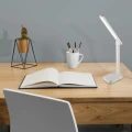 lampka-biurkowa-led-biala-na-biurku-z-ksiazka.webp