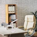 lampka-biurkowa-led-biala-w-biurze.webp