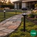 lampy-solarne-latarenki-przy-alejce-ogrodowej.webp