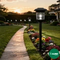 lampy-solarne-latarenki-przy-sciezce-ogrodowej.webp