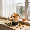 swieca-sojowa-jesienny-flowerbox-z-dynia-parapet.webp