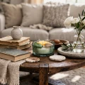 swieca-sojowa-w-szkle-jesienne-liscie-stolik-salon.webp
