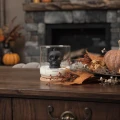 swieca-sojowa-czaszka-halloween-w-eleganckim-jesiennym-wnetrzu.webp