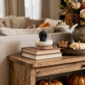 swieca-sojowa-czaszka-halloween-na-ksiazkach-w-jesiennej-aranzacji.webp