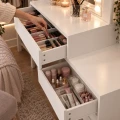 toaletka-biala-szuflady-organizer-kosmetyki-makijaz.webp