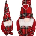 skrzat-swiateczny-figurka-czerwony-krata-serce-bialy-tlo-32cm.webp