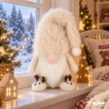 skrzat-swiateczny-figurka-bialy-bezowy-okno-zima-renifery.webp