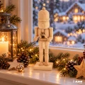 dziadek-do-orzechow-drewniany-parapet-dekoracja-zimowa.webp
