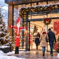 mikolaj-nadmuchiwany-przed-sklepem-dekoracja-bozonarodzeniowa.webp