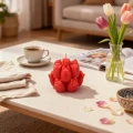 czerwona-swieca-tulipany-dekoracja-stolu.webp