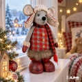 mysz-swiateczna-czerwona-na-parapecie-dekoracja-zimowa.webp